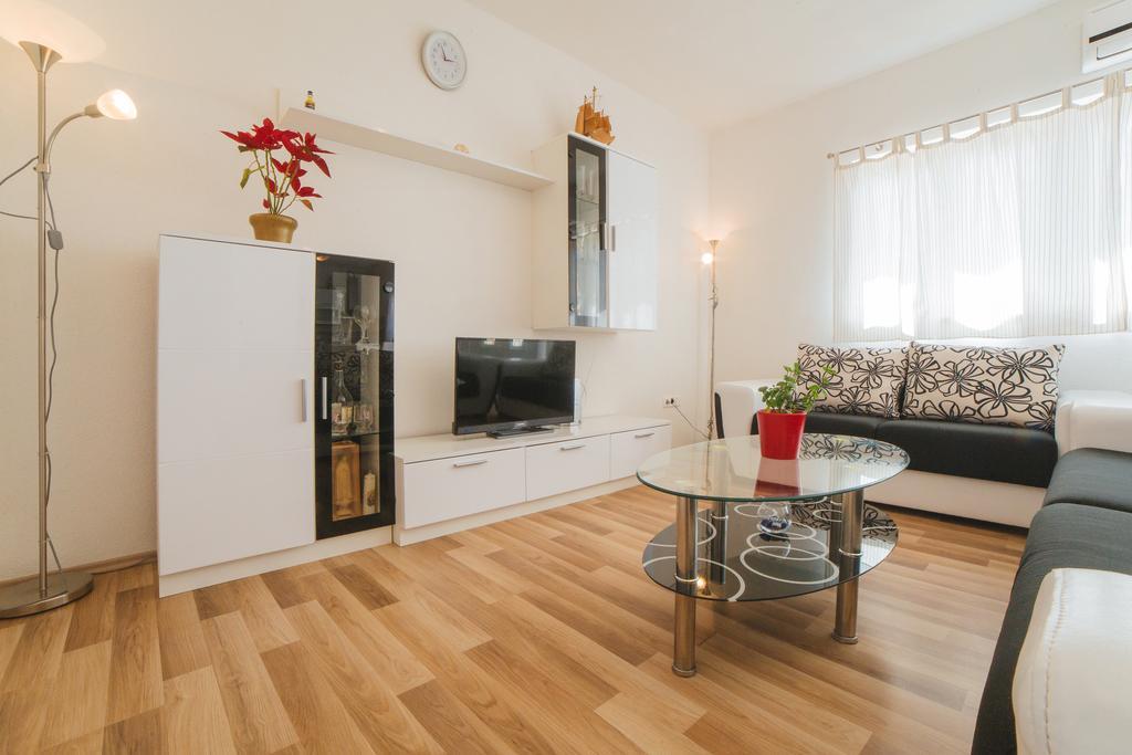 Apartment Chiara Dugi Rat Bagian luar foto
